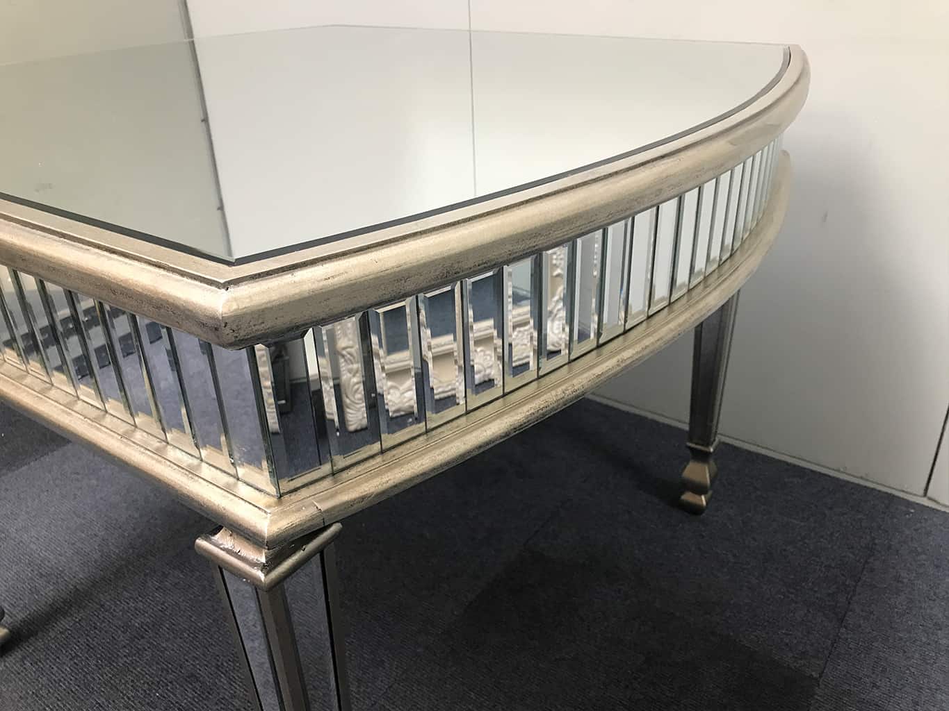 New York mirrored dining table, rounded ends, 3cm bevelled mirror strips