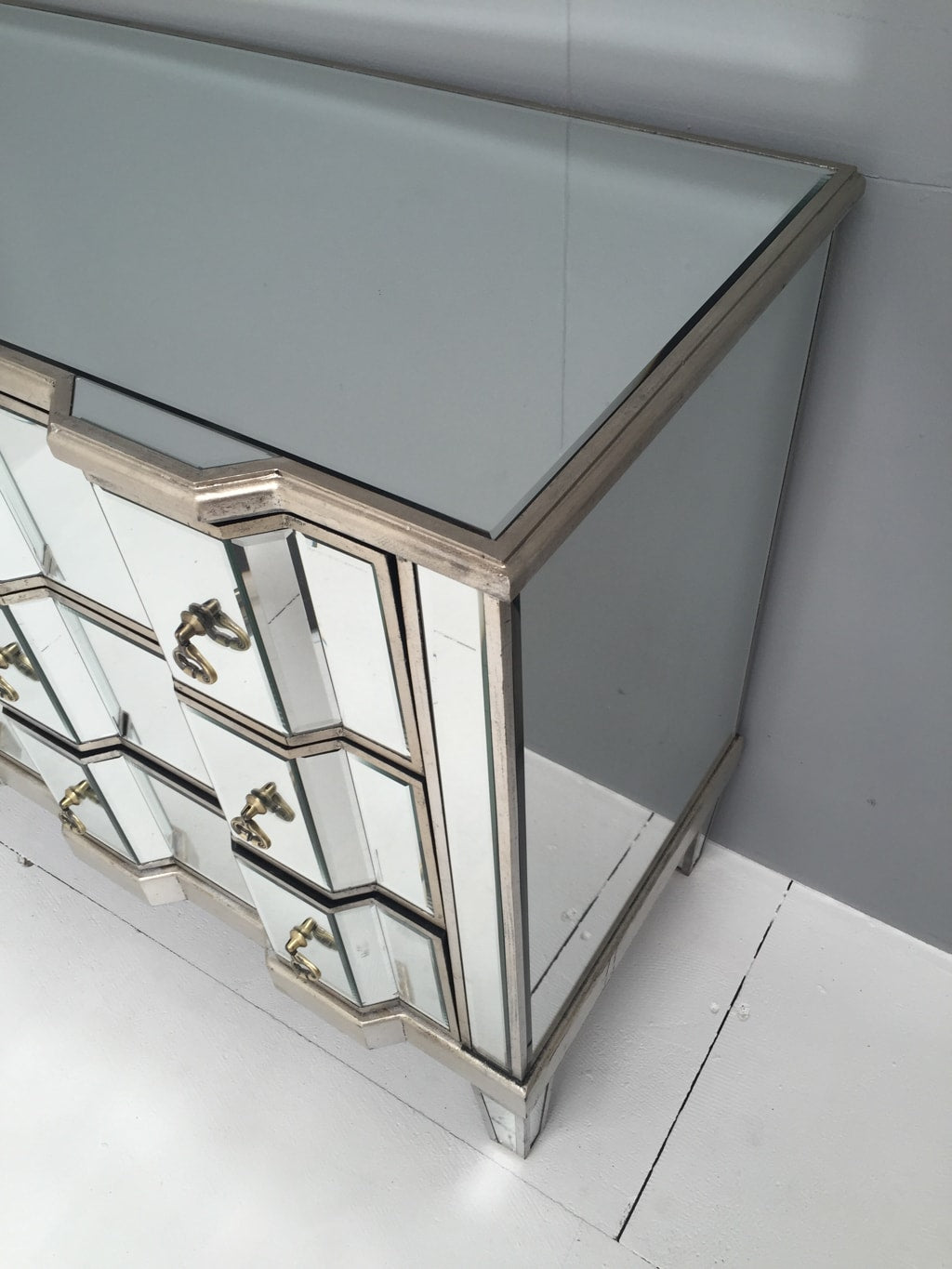 Mirrored chest of drawers, 3 drawers, brass drop handles.